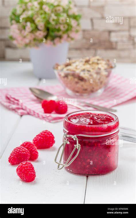 Himbeersorbet Nahaufnahme mit frischen Beeren und Minze