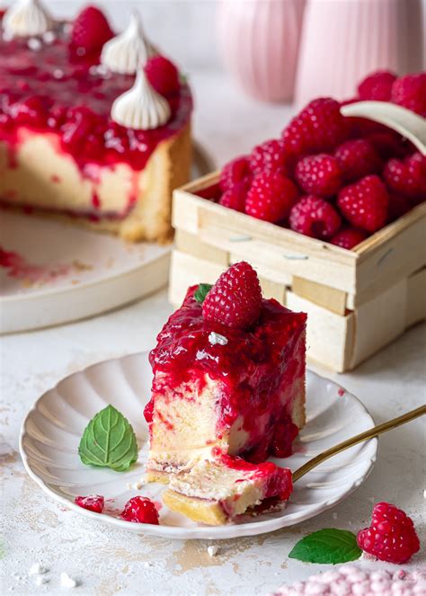 Himbeerspiegel: Passieren der Himbeeren und Auftragen auf die Cremeschicht