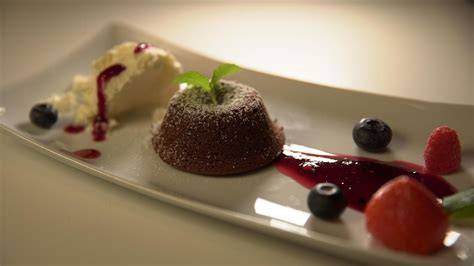 Himbeerspiegel und Beerenragout zu Schokokuchen mit Eis