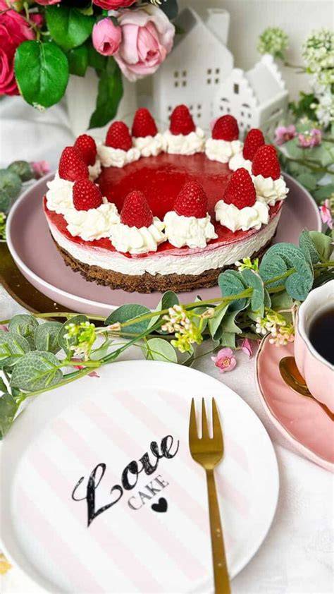 Himbeerspiegel und frische Himbeeren als Dekoration