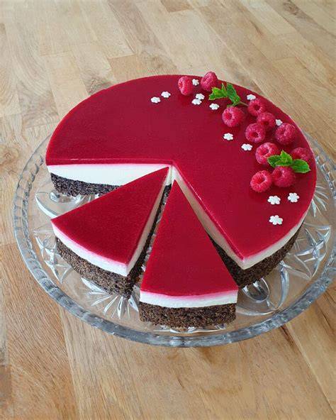 Himbeerspiegel wird auf die Torte gegossen