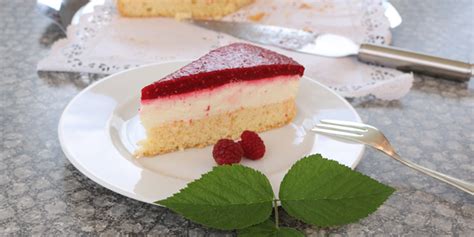 Himbeerspiegel-Torte angeschnitten: Schichtenaufbau (Biskuit, Quarkcreme, Himbeerspiegel)