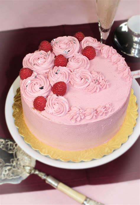 Himbeertorte angeschnitten mit rosa Creme
