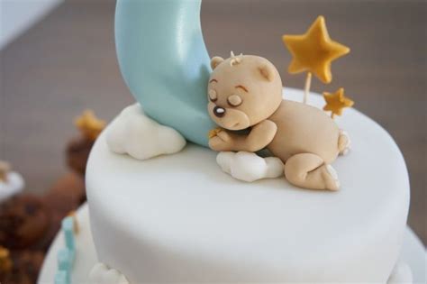 Himmel und Sterne Tauftorte mit Pastell-Fondant und goldenen Sternen