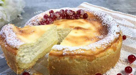 Himmlisch cremiger Johannisbeer-Quark-Kuchen auf Sommer-Tafel mit Kaffee