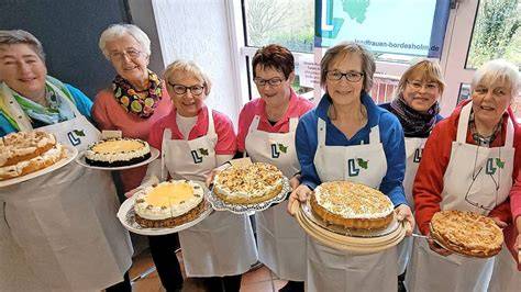 Historische Übersicht: Kuchenverkauf der Landfrauen in Bordesholm