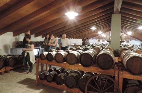 Historische Acetaia in Modena mit Fasslager und Reifungspyramide