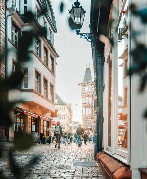 Historische Altstadtgasse mit Café und Backwaren