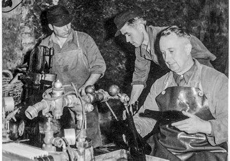Historische Aufnahme: Erste Abfüllung 1957
