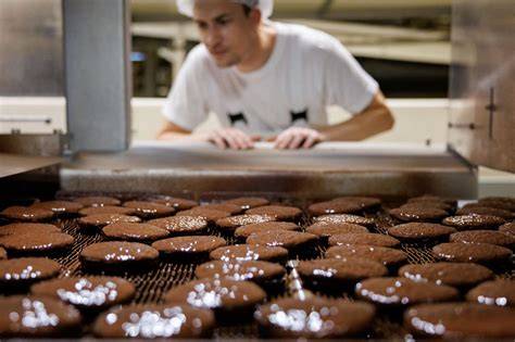 Historische Aufnahme der Lebkuchenproduktion bei Lebkuchen-Schmidt in den 1950er Jahren