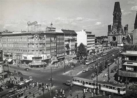 Historische Backstraße und Werksbusse der 1950er Jahre