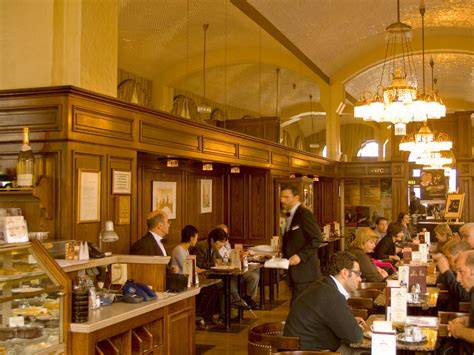Historische Bonner Kaffeehauskultur: Theke mit Tortenklassikern, Schwarzwälder, Baumkuchen