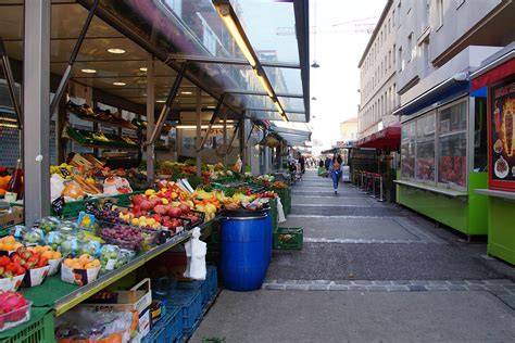 Historische Collage: Brunnenmarkt in Wien, STAUD’S Gläser, regionale Obstgärten