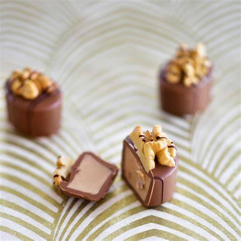 Historische Darstellung: Erfindung der Praline in einer französischen Confiserie