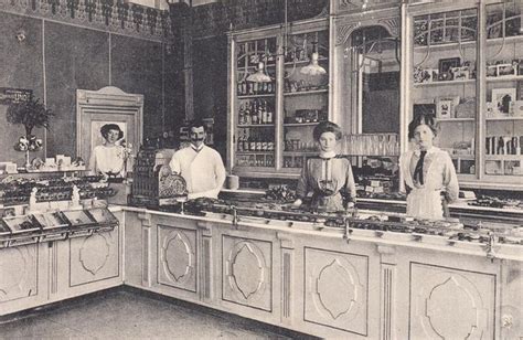 Historische Darstellung: Marzipanfiguren in einer Konditorei