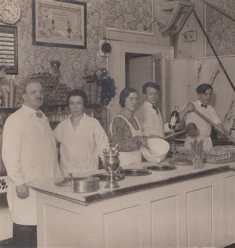 Historische Darstellung - Eiswaffeln und Eissalon um 1900