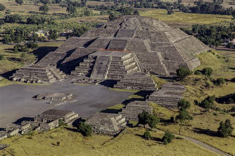 Historische Darstellung von Olmeken, Maya und Inka mit Kakaofrüchten und Gefäßen