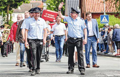 Historische Erstlingsschuhe und modernes WMS-Weitensystem im Vergleich