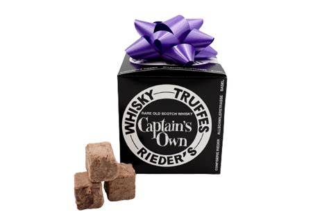 Historische Fassade der Konditorei in Basel und ikonische Würfelverpackung der Whisky Truffes