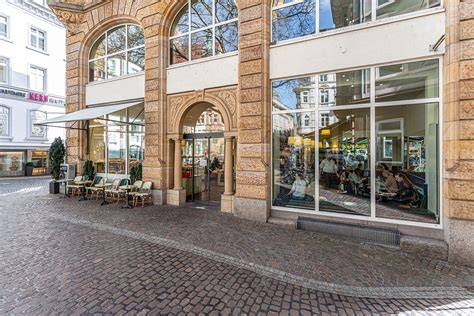 Historische Fassade und Ladencafé der Confiserie Gmeiner in Freiburg