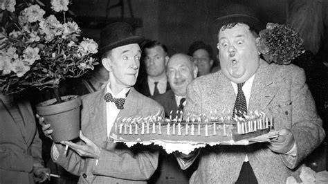 Historische Filmszene einer Tortenschlacht mit Stan Laurel und Oliver Hardy
