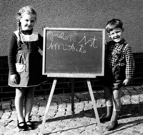Historische Fotos: Ralf Geiger und Otto Keller in den 1970er Jahren bei der Arbeit mit Bienen