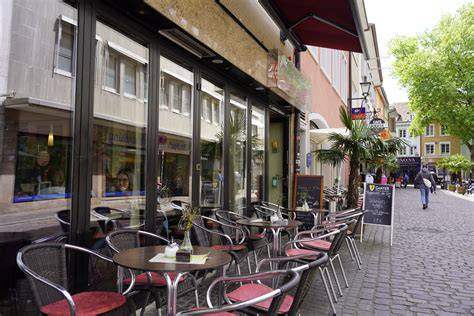 Historische Freiburger Altstadt mit Café und Bobbele-Spezialitäten