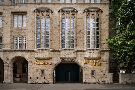 Historische Leuchtreklame, Bahlsen Werbemarken, Fassade mit Leibniz-Keks