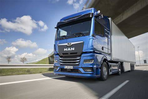 Historische MAN Lkw auf Werksgelände