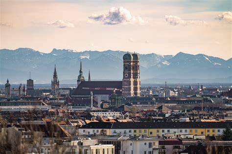 Historische Milka-Marketingmaterialien mit lilafarbener Verpackung und Alpenpanorama