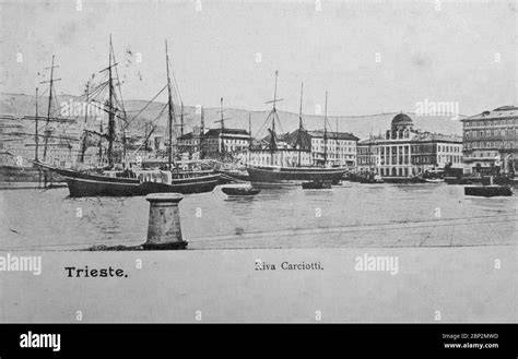 Historische Postkarte aus Triest und Backutensilien