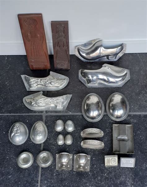 Historische Schokoladenformen und Ausstellungsstücke