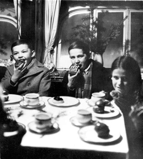 Historische Schwarz-Weiß-Fotografie: Erdbeer-Blechkuchen und Kaffeetafel in Deutschland