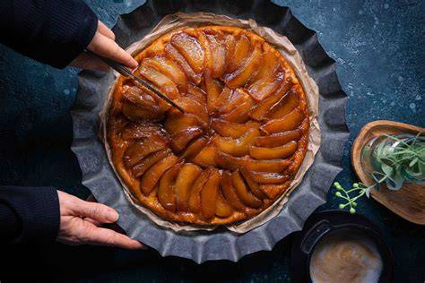 Historische Tarte Tatin, umgestürzte Tarte in Pfanne