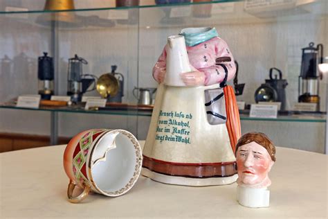 Historische Trembleuse und Schnurrbart-Tasse