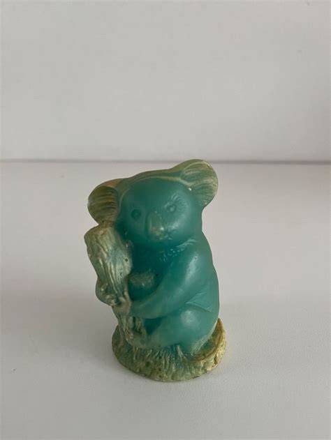 Historische Verpackung und Karlo Koala Figur