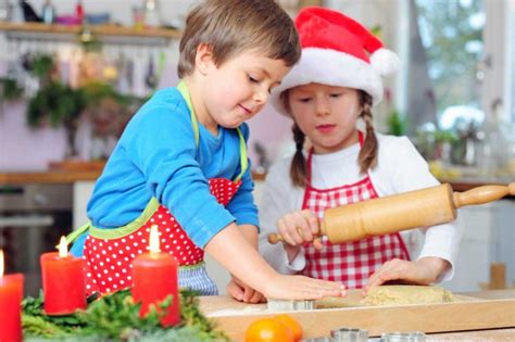 Historische Weihnachtsbäckerei mit Kindern