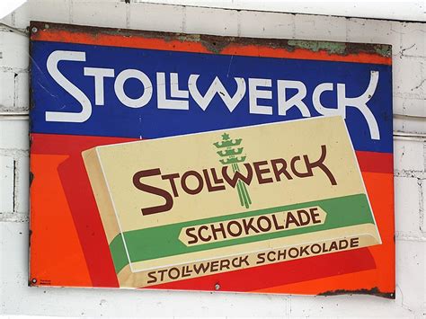 Historische Werbeschilder und Sammelalben von Stollwerck