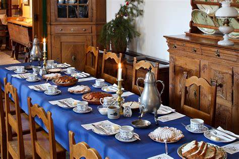 Historische Wiener Kaffeetafel mit Zuckerstreuer, Würfelzucker und Tassen