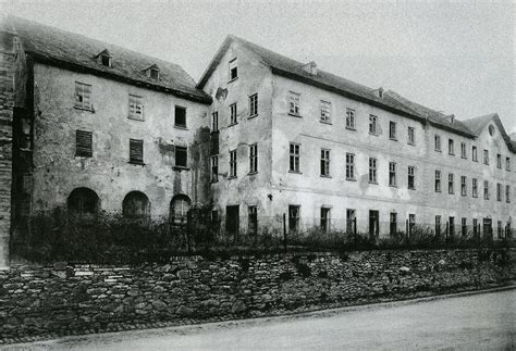 Historische Wurzener Keksdose und Fabrikgebäude