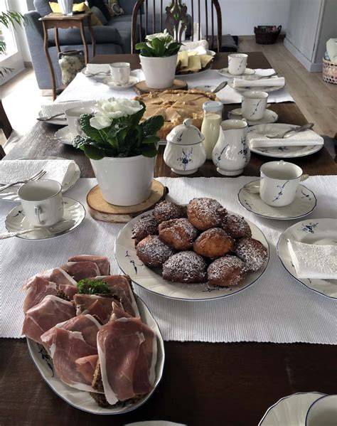 Historische pommersche Kaffeetafel mit Kuchen, Baumkuchen und Danziger Zwieback
