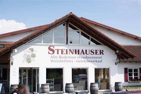 Historische und moderne Brennerei Steinhauser am Bodensee - Außenansicht und Destillationsanlage