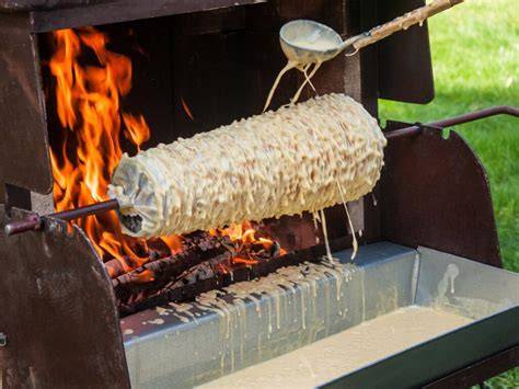Historischer Baumkuchen auf Drehspieß