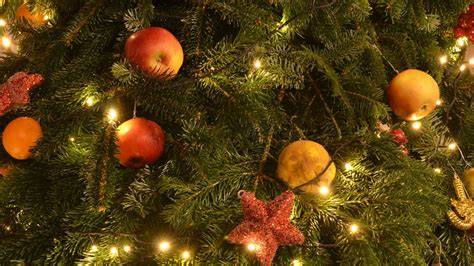 Historischer Christbaum mit Lebkuchen und Äpfeln