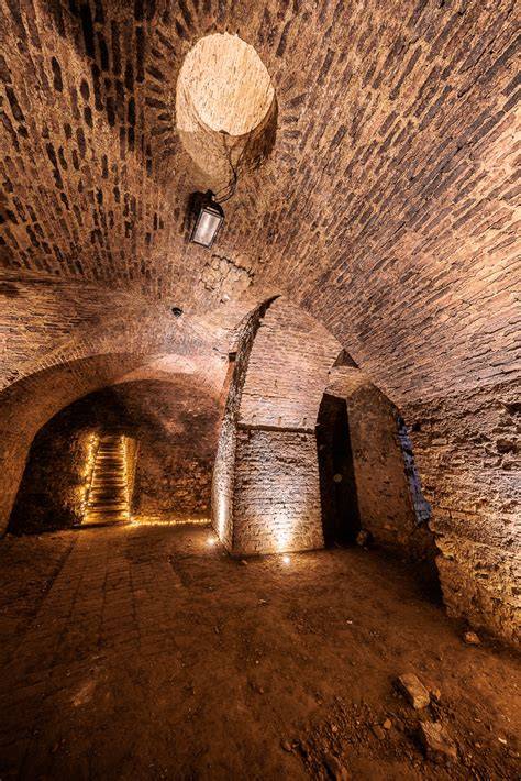 Historischer Keller mit Rotspon-Lagerung