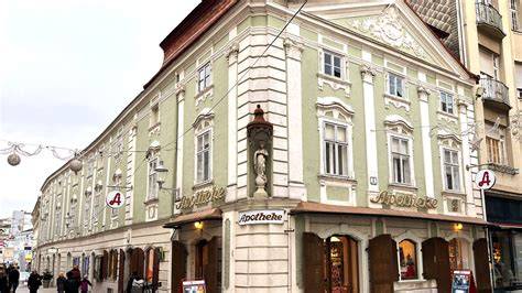 Historisches Apothekergeschäft mit Kräuterregalen und Magenbrot-Auslage