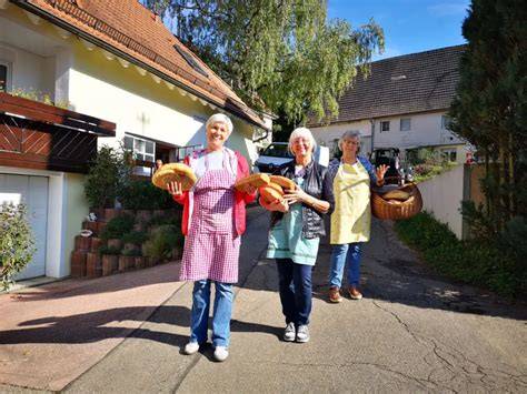 Historisches Backhaus, Frauen beim Backen