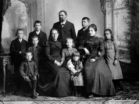 Historisches Foto: Ferrero-Familie und erste Nutella-Gläser