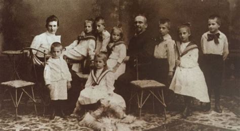Historisches Foto der Villa Hasserode im Park, Familie Honig vor dem Haus