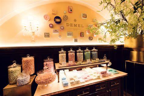 Historisches Foto von Cafe Demel mit Tortenpräsentation